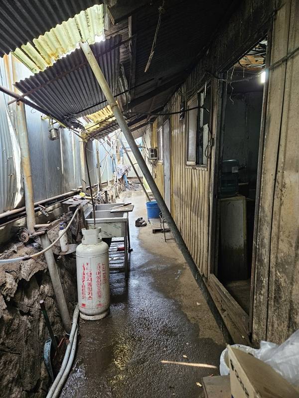 방글라데시 출신 지노이(가명·32)가 인천 한 주물공장에 다니며 묵었던 숙소. /포천이주노동자센터 제공