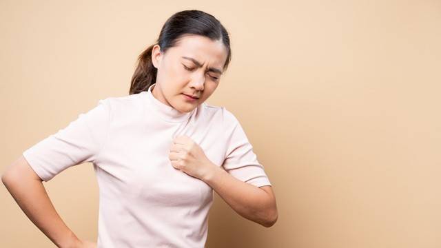 속이 쓰리고 가슴이 타는 듯한 느낌이 자주 든다면 식도염 때문인지 확인해 보는 것이 좋다|출처: 게티이미지뱅크