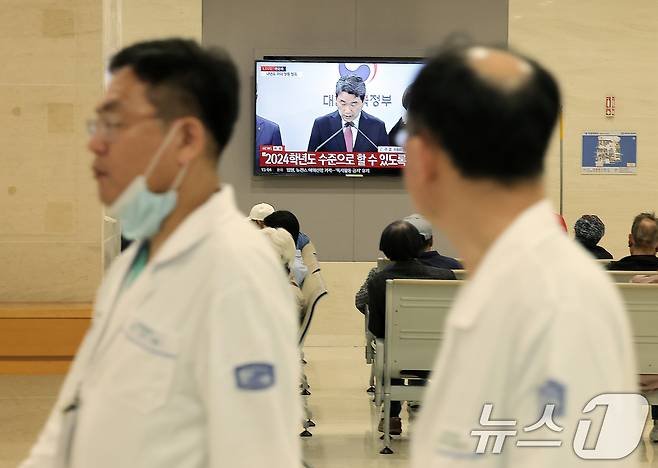 2026학년도 의대 모집인원이 증원 이전인 3058명으로 동결된 17일 오후 서울 시내 대학병원에서 의료진과 환자 등이 이주호 사회부총리 겸 교육부 장관의 관련 발표 중계를 지켜보고 있다. . 2025.4.17/뉴스1 ⓒ News1 박정호 기자