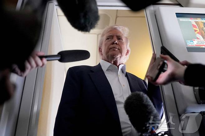 도널드 트럼프 미국 대통령이 25일(현지시간) 프란치스코 교황 장례식 참석을 위해 이탈리아 로마로 향하는 전용기 내에서 취재진과 만나 "우리가 설정하는 관세는 매우 합리적일 것이고, 그게 협상의 끝이 될 것"이라고 말하고 있다. 2025.04.26 ⓒ 로이터=뉴스1 ⓒ News1 우동명 기자