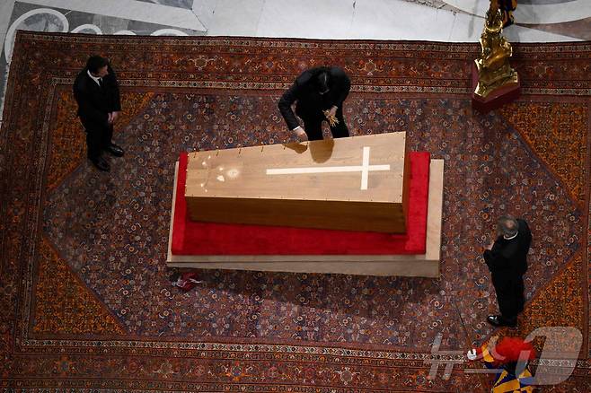 25일(현지시간) 일반 조문을 마치고 봉인되는 프란치스코 교황의 관. 2025.04.25 ⓒ AFP=뉴스1 ⓒ News1 이지예 객원기자