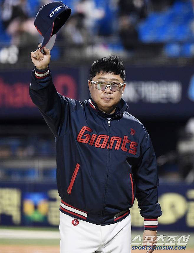 25일 서울 잠실구장에서 열린 롯데-두산전. 8대2로 승리한 롯데 김태형 감독이 팬들을 향해 인사하고 있다. 잠실=정재근 기자 cjg@sportschosun.com/2025.4.25/