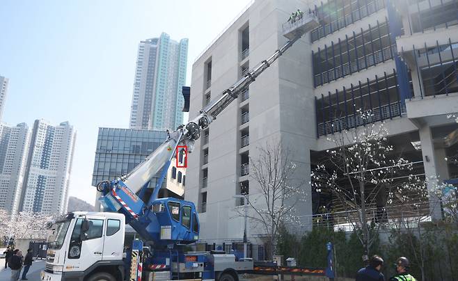 1일 경남 창원시 마산회원구 창원NC파크에서 외부 안전 점검 업체가 긴급 점검을 하고 있다. 연합뉴스