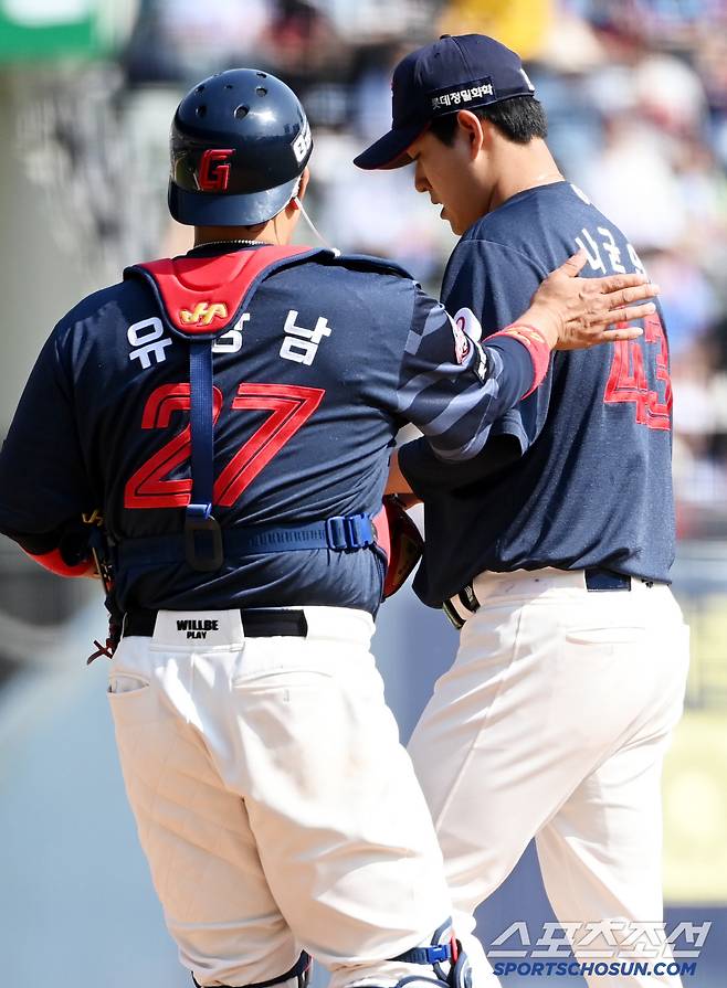 26일 잠실야구장에서 열린 롯데와 두산의 경기, 5회말 롯데 나균안이 마운드를 내려가고 있다. 잠실=허상욱 기자wook@sportschosun.com/2025.04.26/