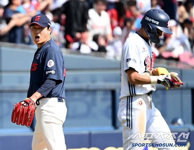 26일 잠실야구장에서 열린 롯데와 두산의 경기, 4회말 2사 만루 위기를 넘긴 롯데 나균안이 루상에 있던 두산 김민석에 말을 건네고 있다. 잠실=허상욱 기자wook@sportschosun.com/2025.04.26/