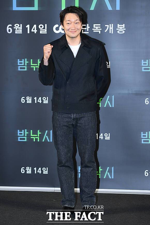 JTBC 토일드라마 '천국보다 아름다운'에 출연 중인 배우 손석구가 오는 7일 개봉하는 영화 '바이러스'와 21일 첫 공개되는 디즈니+ 오리지널 시리즈 '나인 퍼즐'에서도 활약한다. /더팩트 DB