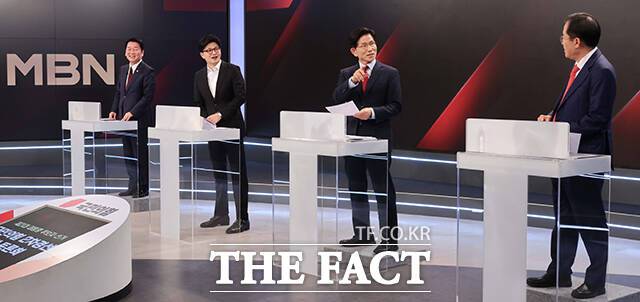 안철수, 한동훈, 김문수, 홍준표 국민의힘 대선 경선 후보(왼쪽부터)가 26일 오후 서울 중구 매경미디어센터에서 열린 국민의힘 대통령 선거 제2차 경선 후보자 토론회에 앞서 대화를 나누고 있다. /국회사진취재단