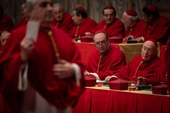 극중 교황 선출 투표가 진행되고 있다. 영화 '콘클라베' 스틸컷