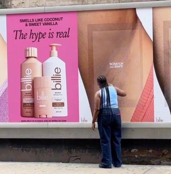 개인 위생용품 브랜드 '빌리'가 미국 뉴욕에 설치한 데오도란트 신제품 거대 광고판. 광고판에 다가가 긁으면 신제품 향기를 맡아볼 수 있다. 빌리 인스타그램 캡처
