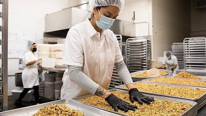 견과류와 요거트를 추가하면 그래놀라의 영양가를 높일 수 있다