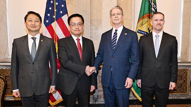 지난 24일 미국 워싱턴 DC 방문 중인 최상목 부총리 겸 기획재정부 장관(왼쪽에서 두번째)이 안덕근 산업통상자원부 장관(왼쪽 끝)과 함께 미국 재무부에서 열린 '한-미 2+2 통상협의(Trade Consultation)' 참석, 스콧 베센트 미 재무장관(오른쪽에서 두번째), 제이미슨 그리어 미국무역대표부(USTR) 대표(오른쪽 끝)와 회의 시작에 앞서 기념사진을 촬영하고 있다. /기획재정부