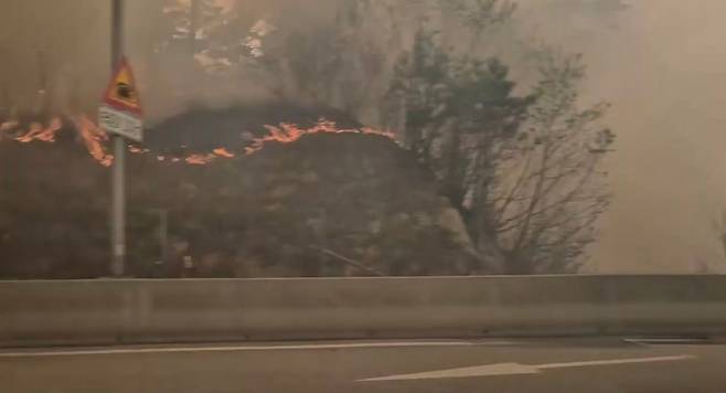 26일 오후 1시 18분께 강원 인제군 상남면 하남리 한 야산에서 발생한 산불이 내린천 휴게소 인근까지 확산했다./연합뉴스