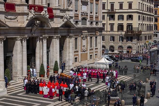 프란치스코 교황의 장례식이 열린 26일 교황의 장지인 로마의 성 마리아 마조레 교황청 대성당 안으로 교황의 관이 운구되고 있다. /로이터 연합뉴스