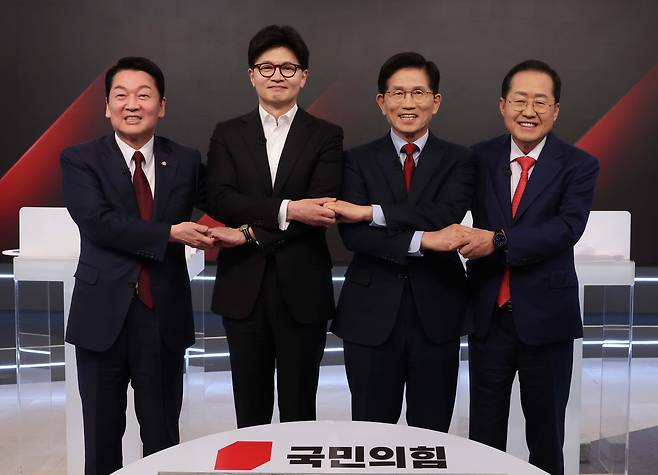 26일 국민의힘 대선 경선 후보 4자 토론회에 참석한 후보들이 토론에 앞서 기념 촬영을 하고 있다. 왼쪽부터 안철수, 한동훈, 김문수, 홍준표 후보. /뉴스1