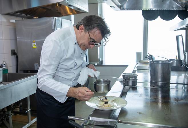'시그니엘 스테이 서울'에서 야닉 알레노 셰프가 자신이 직접 고안한 '익스트랙션' 기법으로 추출한 소스를 이용해 요리를 하고 있는 모습. /조인원 기자