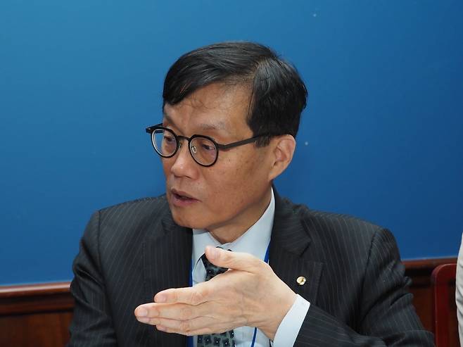 이창용 한국은행 총재가 25일(현지 시각) 미국 워싱턴DC 인근에서 한국 기자들과 만나 도널드 트럼프 미국 대통령의 상호관세로 인한 불확실성에 대해 언급하고 있다. /뉴스1