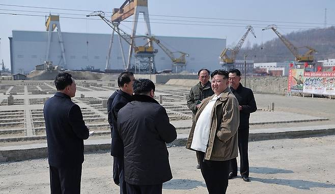 지난 3월 남포조선소 찾은 김정은. 연합뉴스