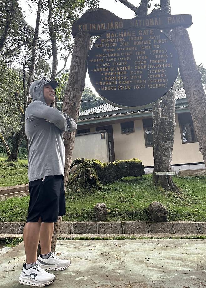 전우호 메이트네트웍스 대표가 지난해 아프리카 탄자니아 킬리만자로에 갔을 때 모습. 전우호 대표 제공.