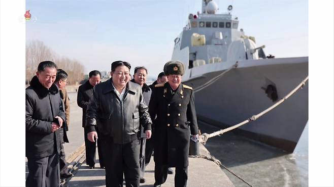 김정은 북한 국무위원장이 2일 남포조선소를 방문해 전쟁준비를 위해 해군무력 강화의 중요성을 강조했다고 조선중앙TV가 3일 보도하고 있다. (사진=조선중앙TV 캡처) 2024.02.03. 뉴시스