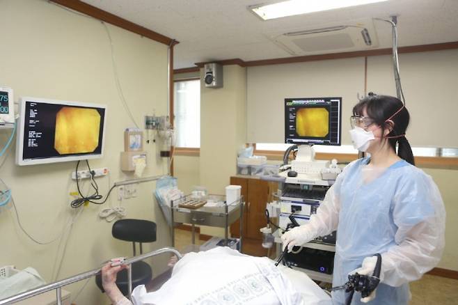 FMT 시술을 하는 모습. 계명대 동산의료원 제공