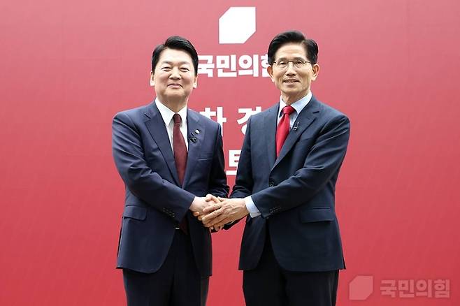 김문수(오른쪽) 후보와 안철수 후보. (국민의힘)