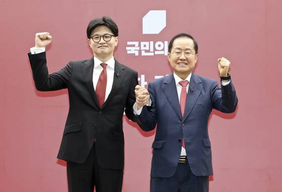 국민의힘 한동훈, 홍준표 대선 경선 후보가 23일 서울 여의도 국민의힘 중앙당사에서 열린 2차 경선 토론회 미디어데이에서 포즈를 취하고 있다. 뉴스1