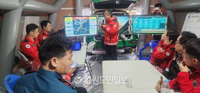 ▲ 26일 오후 1시 11분쯤 인제군 상남면 하남리 인근 야산에서 발생한 산불이 확산하고 있는 가운데 오후 6시 기준 진화율은 60%를 기록하고 있다. 김남호 인제국유림관리소장이 브리핑을 하고 있다.