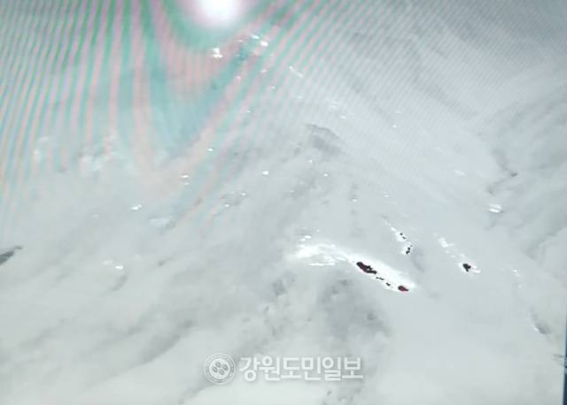 ▲ 26일 오후 1시 11분쯤 인제군 상남면 하남리 인근 야산에서 발생한 산불이 야간에도 확산하고 있는 가운데 산림소방인제군 등이 야간 진화에 주력하고 있다. 26일 오후 9시 30분 현재 산불 현황.