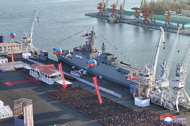 북한 김정은 국무위원장이 참석한 가운데 5000t급 신형다목적구축함 ‘최현호’ 진수식이 지난 25일 남포조선소에서 진행됐다고 조선중앙통신이 26일 보도했다. 조선중앙통신=연합뉴스