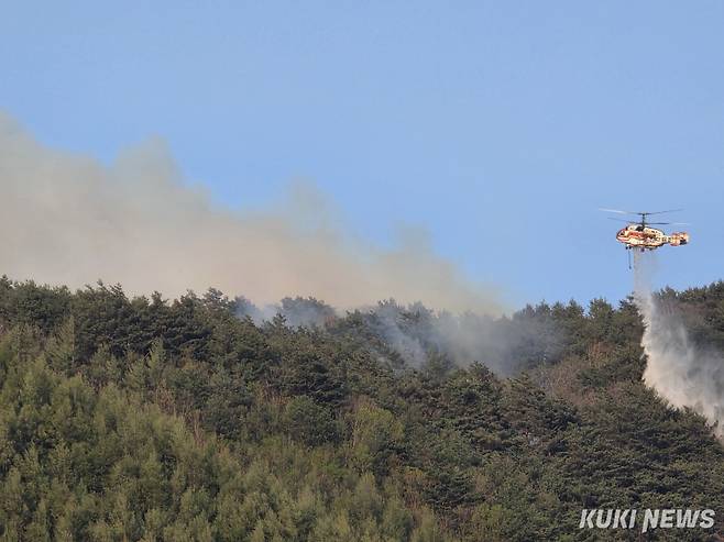 26일 강원 인제군 상남면 일대 야산에서 발생한 산불 현장에서 산림청 헬기가 산불 진화를 위해 물을 투하하고 있다.