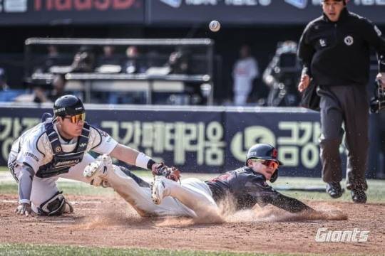 26일 두산과 경기에서 홈에 쇄도하는 롯데 윤동희(가운데)