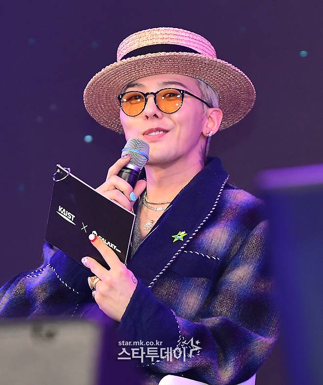 가수 지드래곤(GD·권지용)이 지난 9일 카이스트 본원에서 열린 ‘이노베이트 코리아 2025’ 스페셜 토크쇼에 참석하고 있다. <강영국 기자>