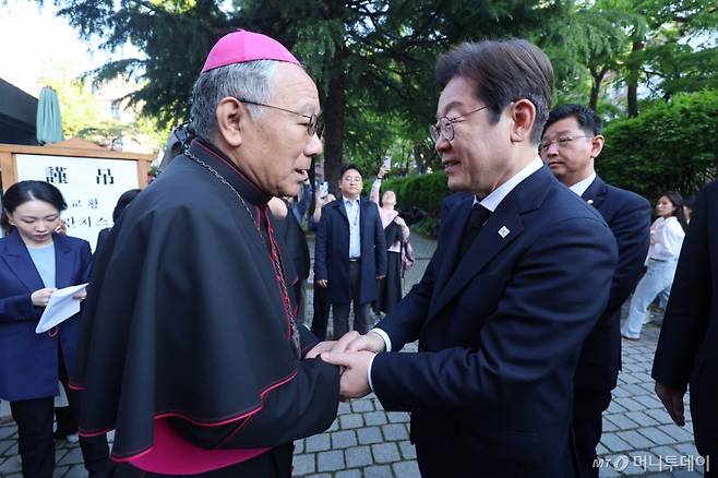 (서울=뉴스1) 김도우 기자 = 이재명 더불어민주당 대선 경선 후보가 23일 서울 명동대성당 지하성당에 마련된 프란치스코 교황 분향소에 조문을 마치고 구요비 천주교 서울대교 총대리와 인사를 나누고 있다. (공동취재) 2025.4.23/뉴스1 Copyright (C) 뉴스1. All rights reserved. 무단 전재 및 재배포, AI학습 이용 금지. /사진=(서울=뉴스1) 김도우 기자