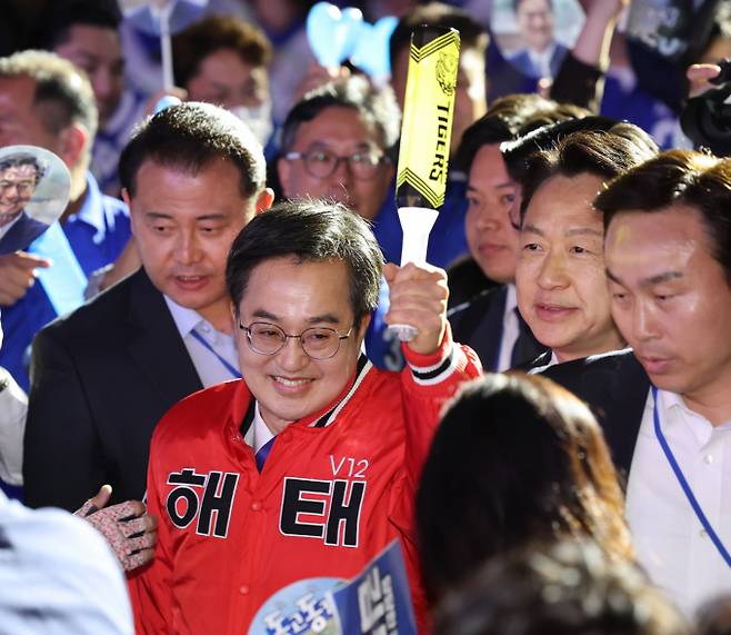 김동연 더불어민주당 대선 경선 후보가 26일 오후 광주 서구 김대중컨벤션센터에서 열린 호남권 합동연설회에 입장하고 있다. / 사진=뉴스1 김태성 기자 /사진=(광주=뉴스1) 김태성 기자