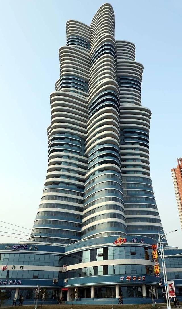 붕괴 위험이 알려진 은하 아파트의 모습. 조선중앙통신 연합뉴스