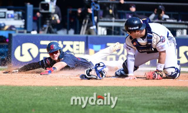 2025년 4월 26일 오후 서울 잠실구장에 진행된 '2025 신한 SOL뱅크 KBO 리그' 롯데 자이언츠와 두산 베어스의 경기. 롯데 3루 주자 윤동희가 6회초 2사 1.3루서 1루 주자 레이예스의 2루 도루 순간 홈으로 파고 들어 득점에 성공하고 있다./잠실 = 유진형 기자