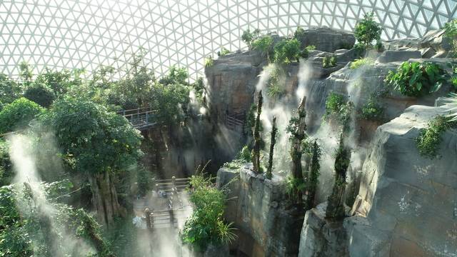 중국 장가계를 모티브로 만들어진 석부작 계곡 전경. 거제시 홈페이지