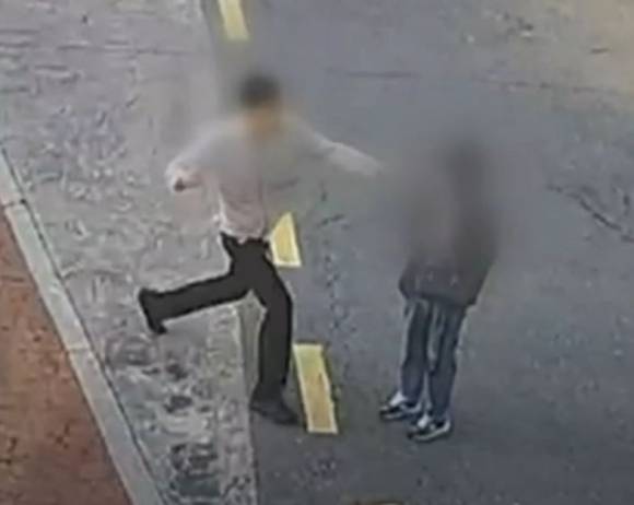 만취한 30대 남성 A(왼쪽)씨가 길거리에서 60대 여성 B씨를 향해 주먹을 날리는 모습. MBN 보도 화면 캡처