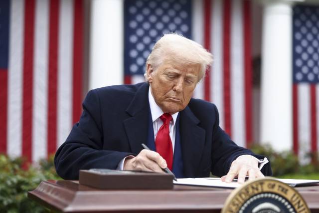 도널드 트럼프 미국 대통령이 4월 2일(현지 시간) 백악관 로즈가든에서 상호관세를 시행하는 행정명령에 서명하고 있다. EPA연합뉴스
