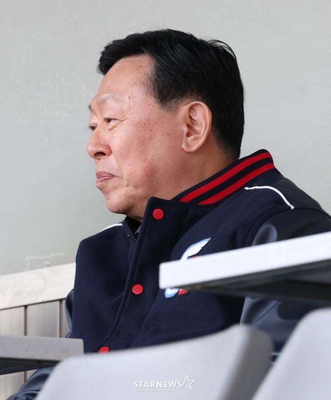 롯데 신동빈 구단주(그룹 회장)가 25일 잠실 롯데-두산전을 관람하고 있다. /사진=김진경 대기자