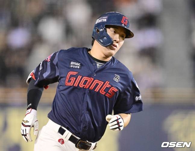 롯데 나승엽이 25일 잠실 두산전에서 7회초 2점 홈런을 터트리고 있다.