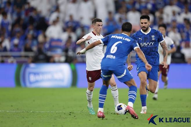 아사니(왼쪽)를 따라가는 알레산다르 미트로비치. /사진=한국프로축구연맹 제공
