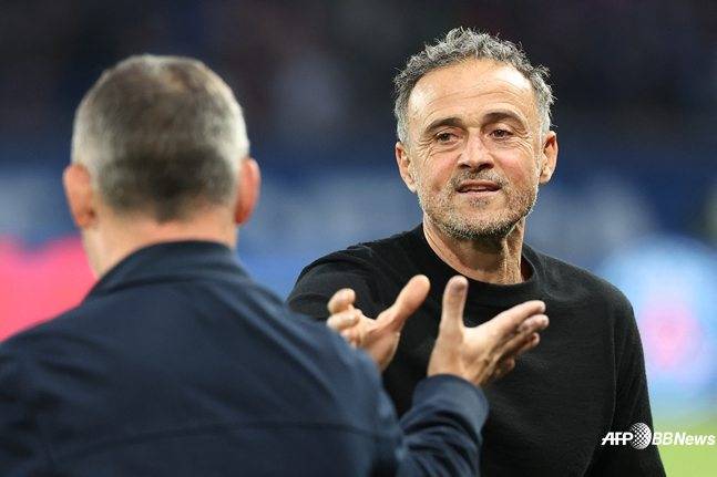 루이스 엔리케(오른쪽) PSG 감독이 26일 오전 3시 45분(한국시간) 프랑스 파리의 파르크 데 프린스에서 열린 2024~2025시즌 프랑스 리그1 31라운드 경기 전 프랑크 에스 니스 감독과 악수하고 있다. /AFPBBNews=뉴스1