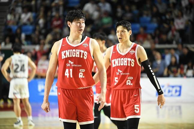 오세근(왼쪽)과 김선형. /사진=KBL 제공