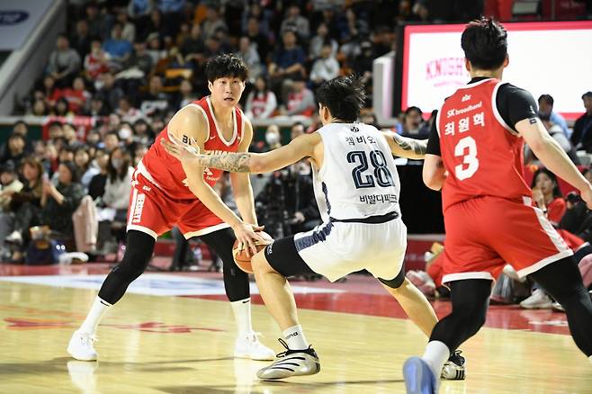 오세근(왼쪽)이 패스 줄 곳을 찾고 있다. /사진=KBL 제공