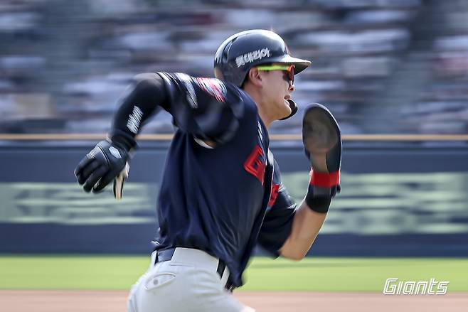 롯데 자아인츠 윤동희가 26일 잠실 두산전에서 홈으로 질주하고 있다. /사진=롯데 자이언츠 제공