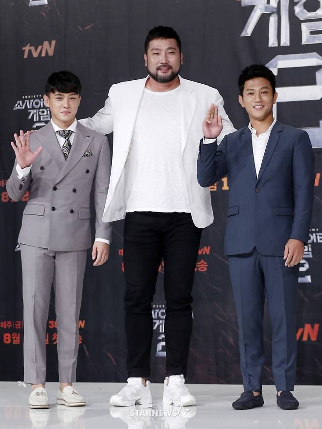 격투기 선수 권민석, 배우 박광재, 전 국가대표 손준호가 25일 오전 서울 영등포구 아모리스 타임스퀘어서 진행된 tvN 예능 '소사이어티 게임 2' 제작발표회에 참석해 포즈를 취하고 있다. /사진=김휘선 기자 hwijpg@