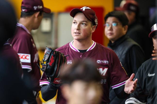 로젠버그(가운데)가 이닝을 마치고 더그아웃에 들어서고 있다. /사진=키움 히어로즈 제공