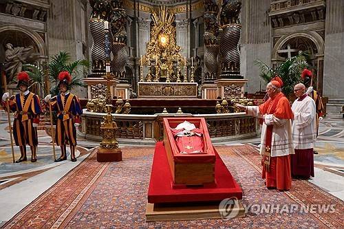 프란치스코 교황의 관 (바티칸시국 바티칸 미디어 AFP=연합뉴스) 2025년 4월 25일 저녁 바티칸 미디어가 촬영해 AFP를 통해 배포한 프란치스코 교황의 관 봉인 의식 모습. 교황의 장례식은 다음날 오전으로 예정돼 있다. [바티칸 미디어 촬영 및 제공 사진을 AFP가 배포. 보도 목적으로만 사용 가능하며, 마케팅이나 광고 등에는 사용 금지. 크레딧 표시 필수. (Photo by Handout / VATICAN MEDIA / AFP / RESTRICTED TO EDITORIAL USE - MANDATORY CREDIT "AFP PHOTO / VATICAN MEDIA" - NO MARKETING - NO ADVERTISING CAMPAIGNS) 2025.4.26.