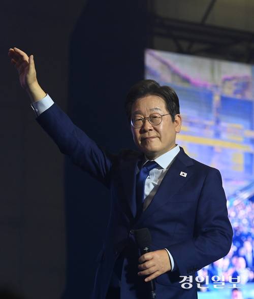 더불어민주당 이재명 대선 경선 후보가 27일 오후 고양시 킨텍스에서 열린 ‘제21대 대통령선거 후보자 선출을 위한 수도권·강원·제주 경선 및 최종 후보자 선출 대회’에서 최종 후보로 확정된 뒤 손들어 인사하고 있다. /최은성기자 ces7198@kyeongin.com